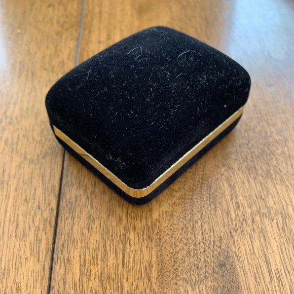 White gold and diamond stud earrings NWOT - Picture 3 of 4